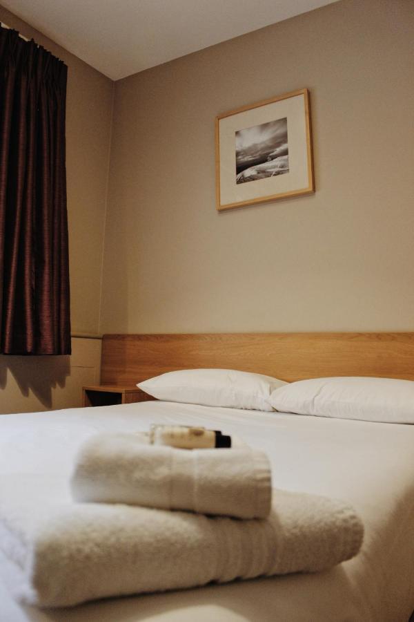 Lancaster Hotel&Spa Uxbridge Exterior foto